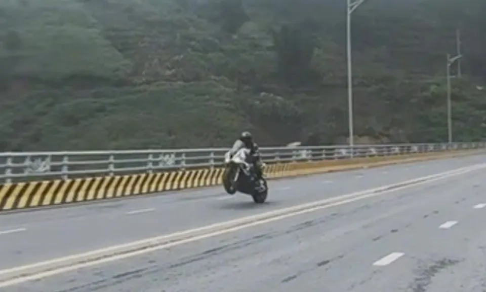 Thanh niên bị tước bằng lái 3 tháng vì lái xe phân khối lớn ‘bốc đầu’ trên cầu Móng Sến