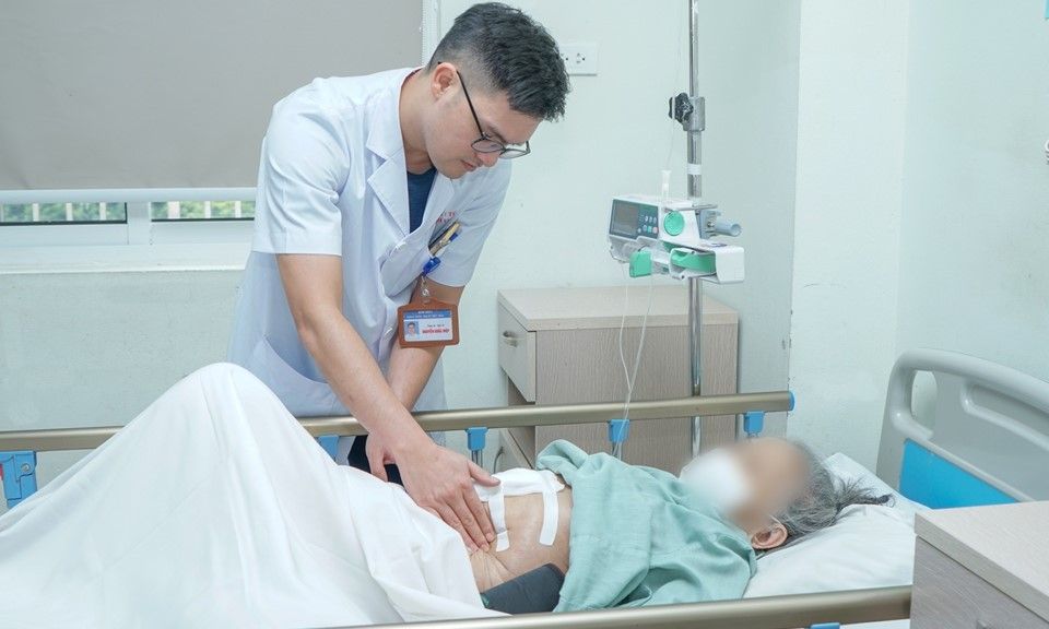 Lạm dụng thuốc giảm đau, cụ bà 85 tuổi sốc nhiễm trùng nặng do thủng dạ dày tá tràng