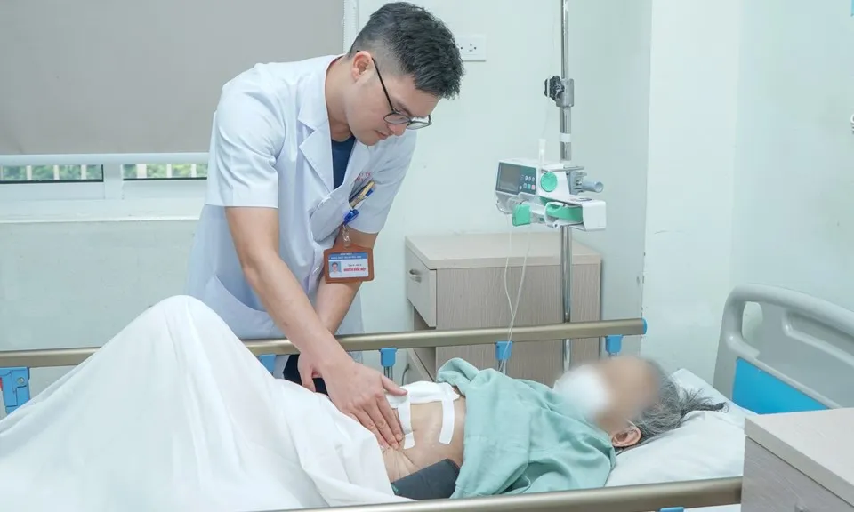 Lạm dụng thuốc giảm đau, cụ bà 85 tuổi sốc nhiễm trùng nặng do thủng dạ dày tá tràng