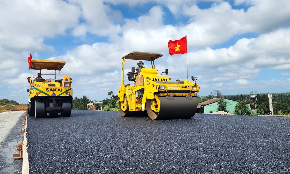 Bắt đầu thảm bê tông nhựa trên cao tốc Khánh Hòa - Buôn Ma Thuột