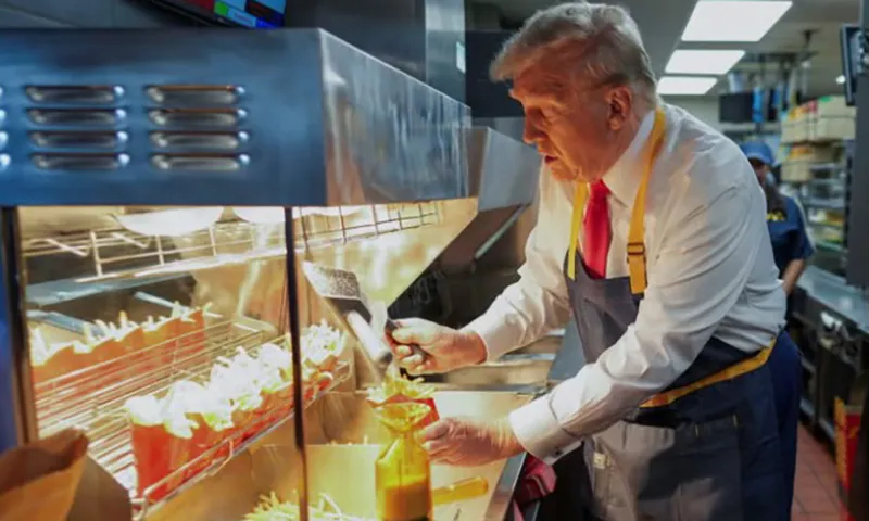 Donald Trump đứng trong quầy khi ghé thăm McDonalds ở Feasterville-Trevose, Pennsylvania, Hoa Kỳ ngày 20 10 2024. Ông đã trở nên nổi tiếng vì tình yêu của mình dành cho đồ ăn nhanh - Ảnh REUTERS 