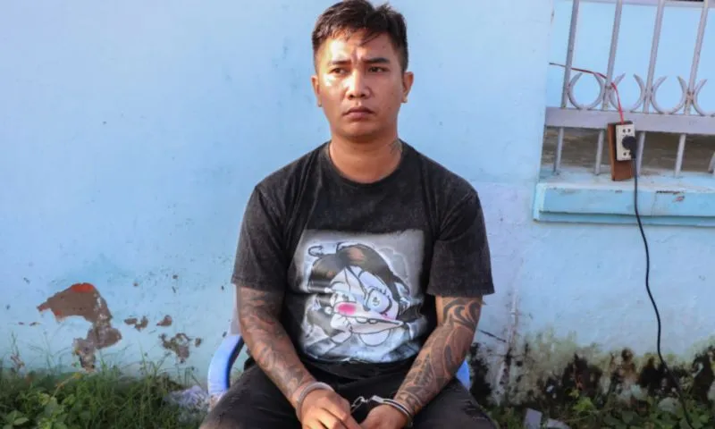 Vĩnh Long: Bắt giữ đối tượng mang súng và ma túy trên ô tô