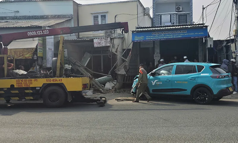Taxi điện tông sập tường hai căn nhà tại quận 7