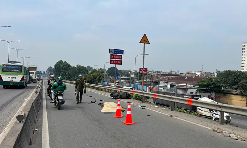 Trên cầu vượt Sóng Thần, xe đầu kéo va chạm xe máy, người phụ nữ tử vong tại chỗ