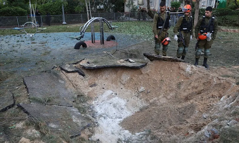 Tên lửa Houthi đánh trúng Tel Aviv, 16 người bị thương