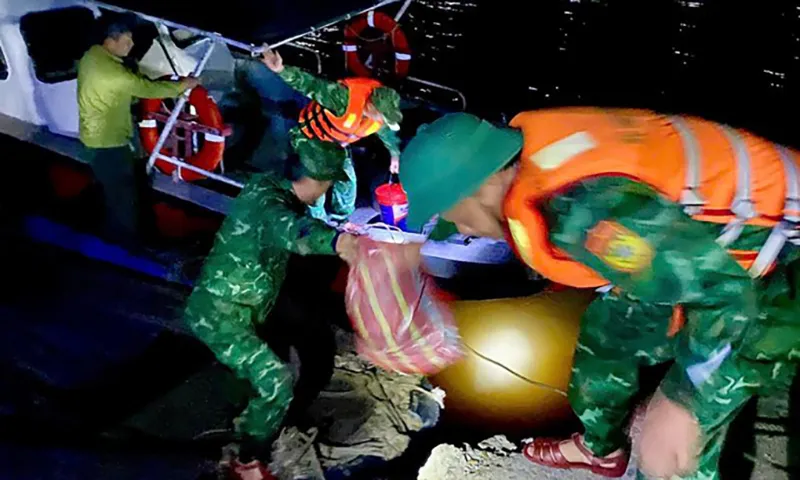 Bộ đội phiên phòng vớt một số tài sản trên tàu chìm đưa lên bờ.