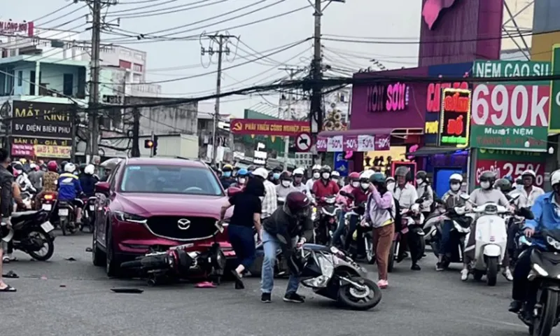 Ô tô 5 chỗ tông nhiều xe máy tại giao lộ ở Long An