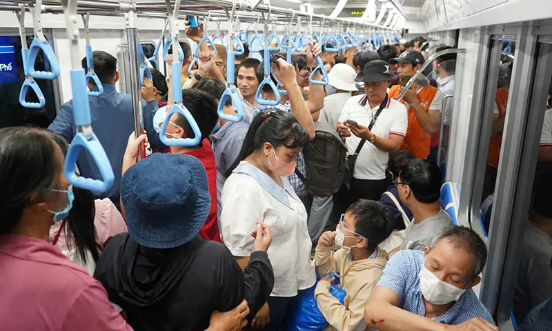 Trên tàu điện ngầm tuyến metro số 1