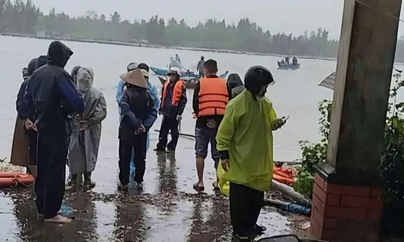 Quảng Nam: Chìm phà trên sông Trường Giang, 14 người may mắn thoát nạn