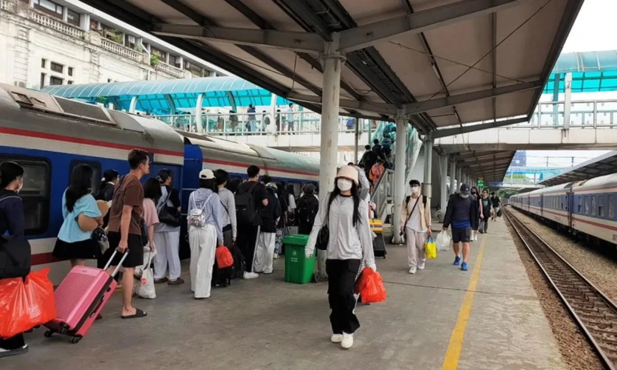 Tăng cường chuyến tàu Bắc-Nam Tết 2025, ưu đãi giá vé cho người dân