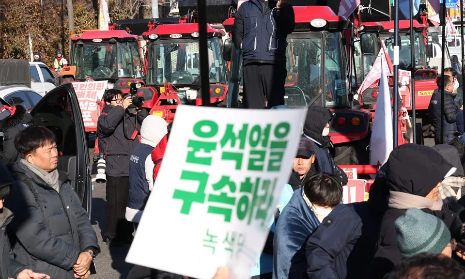 Nông dân lái máy kéo vào Seoul để biểu tình, kêu gọi bắt giữ Tổng thống Yoon Suk Yeol