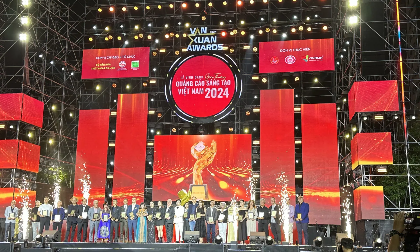 Giải thưởng Cống hiến Vạn Xuân Awards 2024 vinh danh Chủ tịch Hội Marketing Việt Nam - Trần Hoàng 