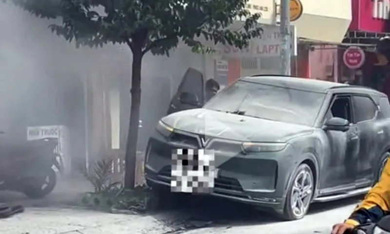Video clip: Chiếc xe 7 chỗ gặp sự cố trên đường Hậu Giang