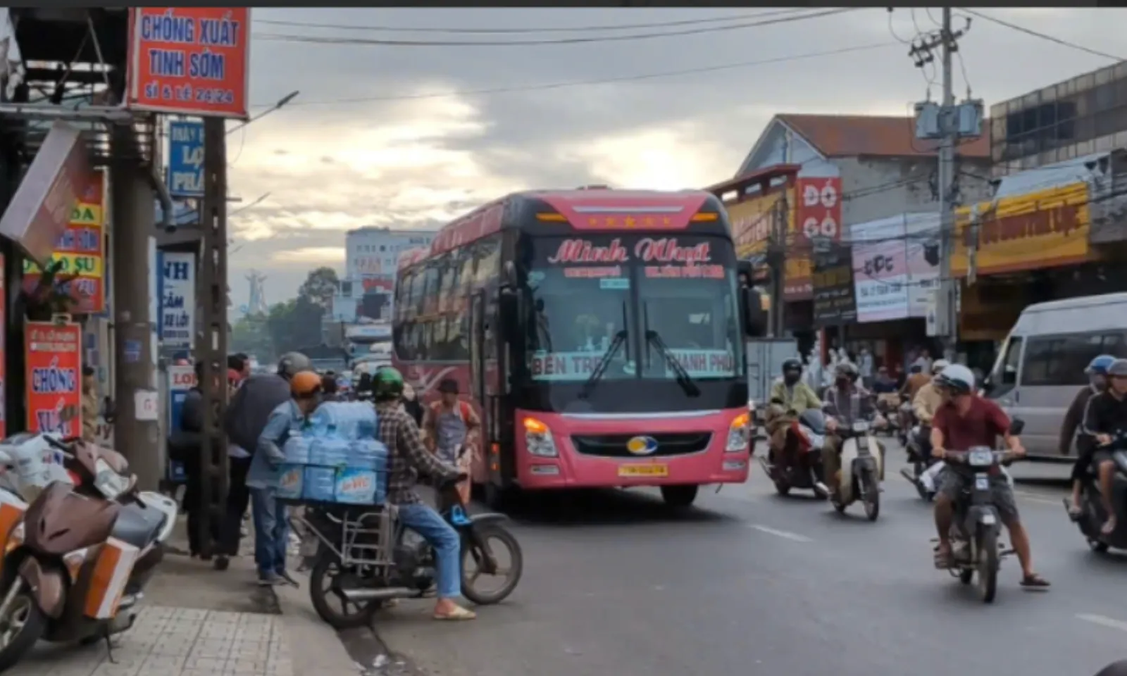 Người đàn ông tử vong sau va chạm với xe khách trên QL1 tại Biên Hòa