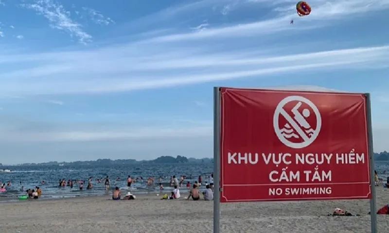 Du khách tử vong khi chụp ảnh trước sóng lớn tại vịnh Nha Trang