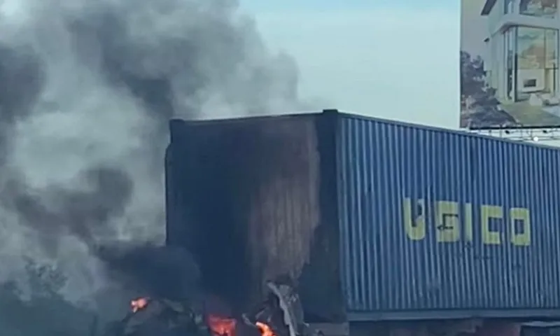 Xe container bốc cháy, cao tốc TPHCM - Long Thành kẹt cứng