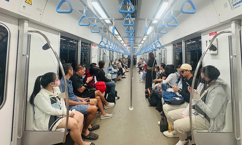 Gần 39.000 người đi metro số 1 trong ngày vận hàng thứ 2.