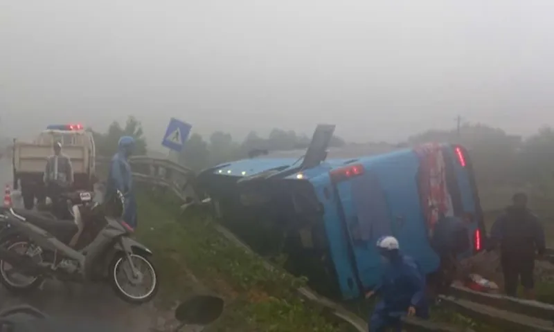 Xe chở khách mất lái đâm gãy thanh chắn lao xuống hành lang đường sắt