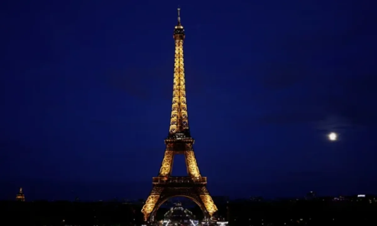 Tháp Eiffel cháy ngùn ngụt trước Giáng sinh, sơ tán hàng ngàn du khách