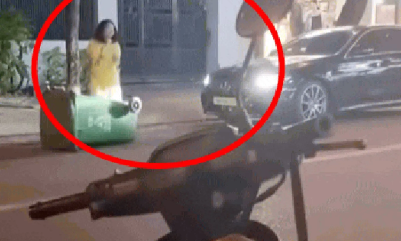 Phường xác minh thông tin người phụ nữ lái Mercedes đá thùng rác ra đường