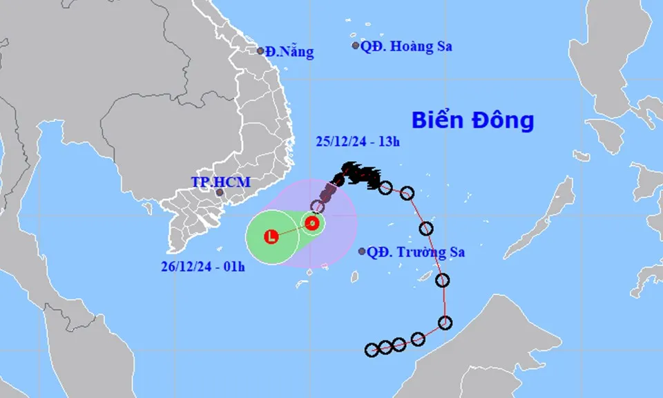 Áp thấp nhiệt đới di chuyển song song với bờ biển Nam Trung Bộ, sắp tan trên biển Đông