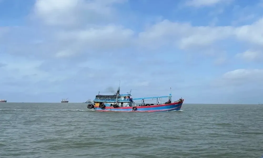 Bắt giữ tàu vận chuyển 50.000 lít dầu không rõ nguồn gốc trên biển