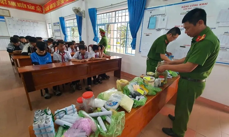 25 học sinh một trường tại Đắk Lắk góp tiền mua hóa chất về chế pháo
