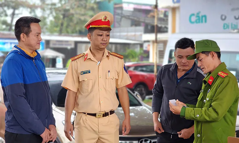 Công an tổ chức kiểm tra nhanh ma túy đối với tài xế nhập, xuất bến.