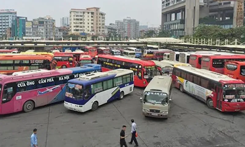 Hành khách đến bến xe Hà Nội để đi các tỉnh dịp nghỉ lễ. Ảnh minh hoạ.