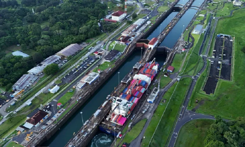 Một tàu hàng di chuyển qua kênh đào Panama ở thành phố Colon, Panama - Ảnh AP