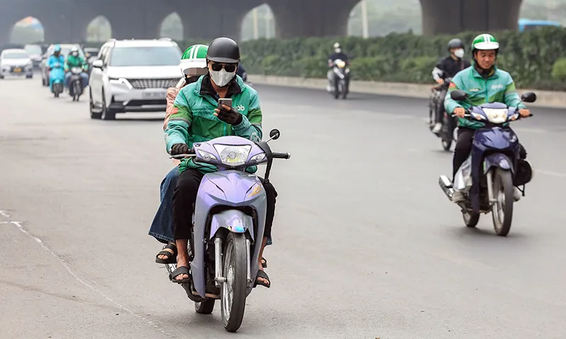 tài xế xe ôm công nghê vi phạm dùng điện thoại khi giao thông