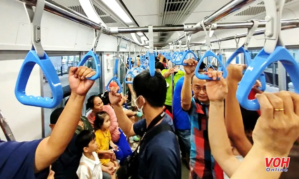 Mưa lớn giờ cao điểm, metro Bến Thành - Suối Tiên tạm dừng chạy 30 phút