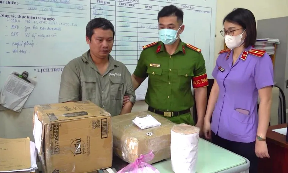 Công an TPHCM bắt thêm 12 người mua bán xyanua