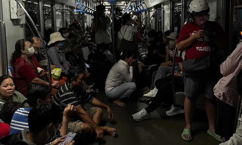 Chuyến tàu metro tối 27 12 bị dừng lại do trời mưa quá lớn kèm theo dông lốc, sấm sét.