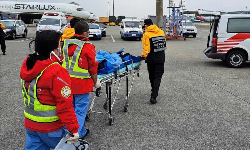 Hành khách được đưa đi cấp cứu ngay khi máy bay của Vietnam Airlines hạ cánh khẩn cấp ở sân bay Đào Viên (Đài Loan).