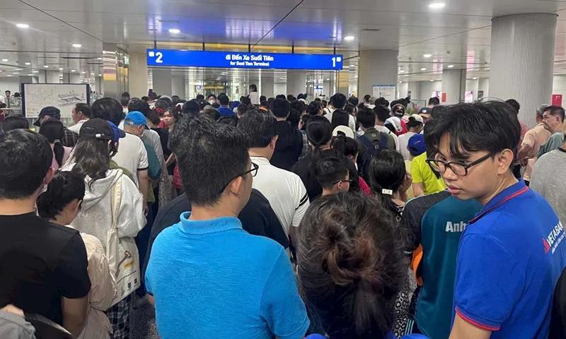 Đông đảo người dân đi Metro vào thứ bảy 28 12 vừa qua