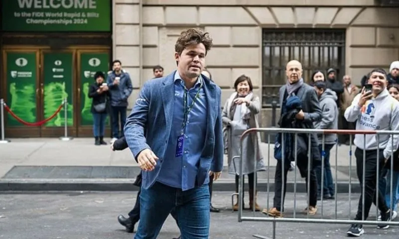 Kỳ thủ số 1 thế giới Magnus Carlsen bỏ giải vì bị yêu cầu thay quần jeans