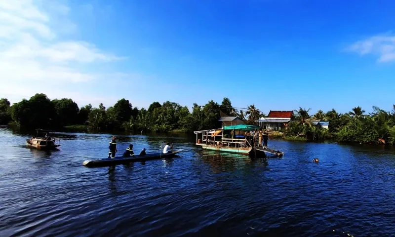 Ghe chở gạch va chạm với sà lan: Một người tử vong 