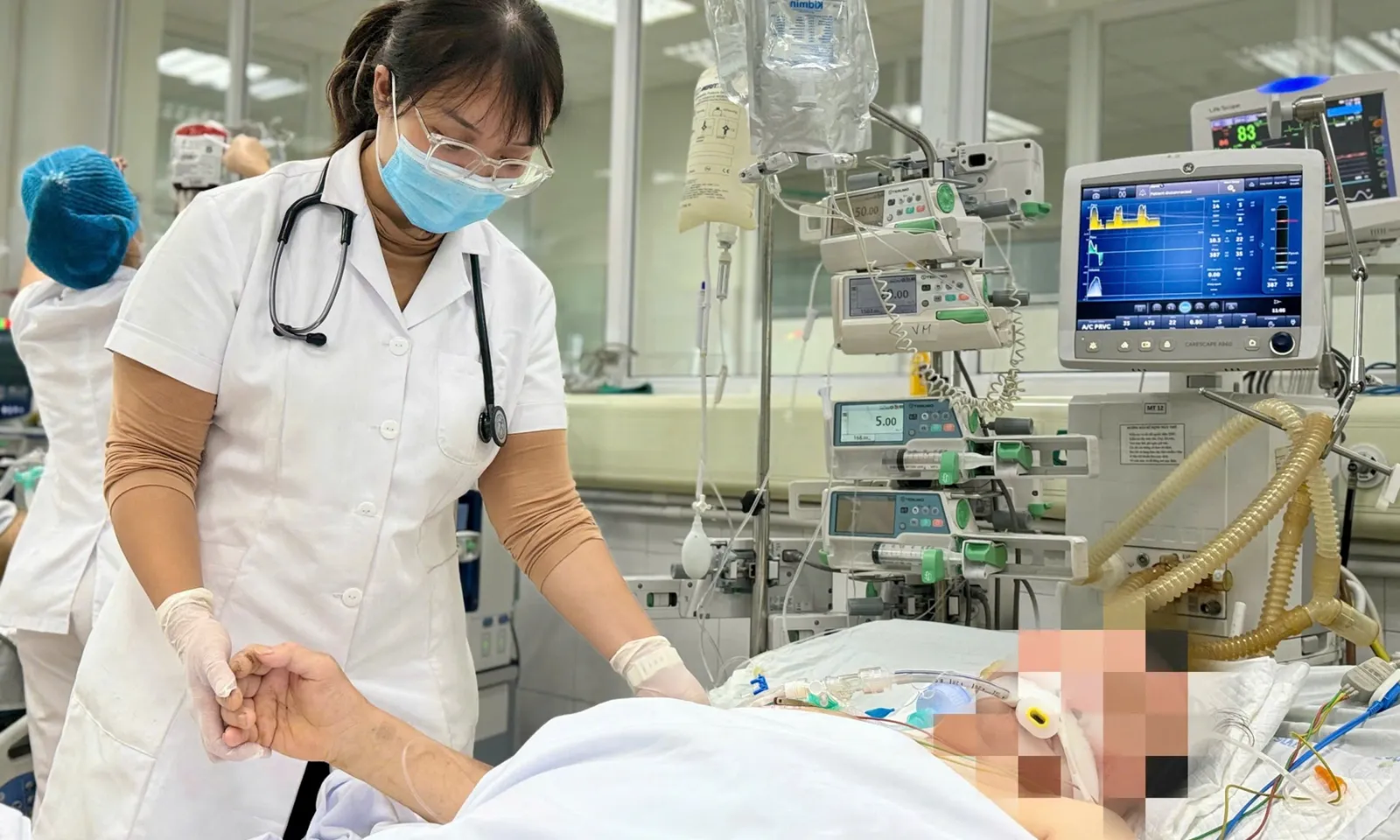 Một bệnh nhân tự ý điều trị bệnh gout tại nhà gây nhiễm trùng nặng