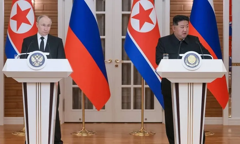 Lãnh đạo Triều Tiên Kim Jong-un (phải) và Tổng thống Nga Vladimir Putin hồi tháng 6 tại thủ đô Bình Nhưỡng (Triều Tiên). Ảnh TASS