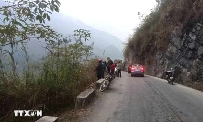 Hà Giang: Ô tô đang chạy hướng Yên Minh tự đâm vào hộ lan rồi lao xuống vực