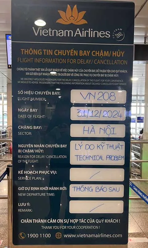 Tấm bảng thông báo chuyến bay bị hoãn