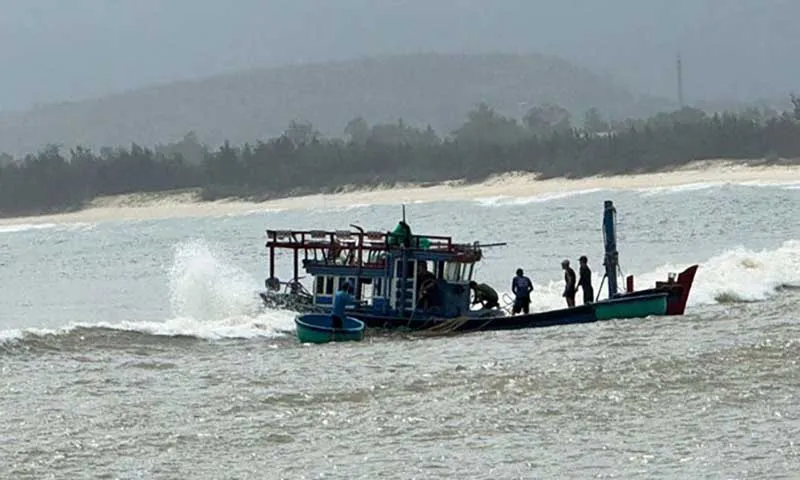 Tàu cá ngư dân Phú Yên hoạt động trên biển.