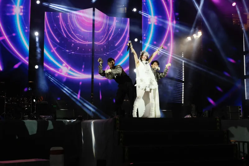 Ca sĩ Lưu Bích Hũu trình diễn tiết mục 