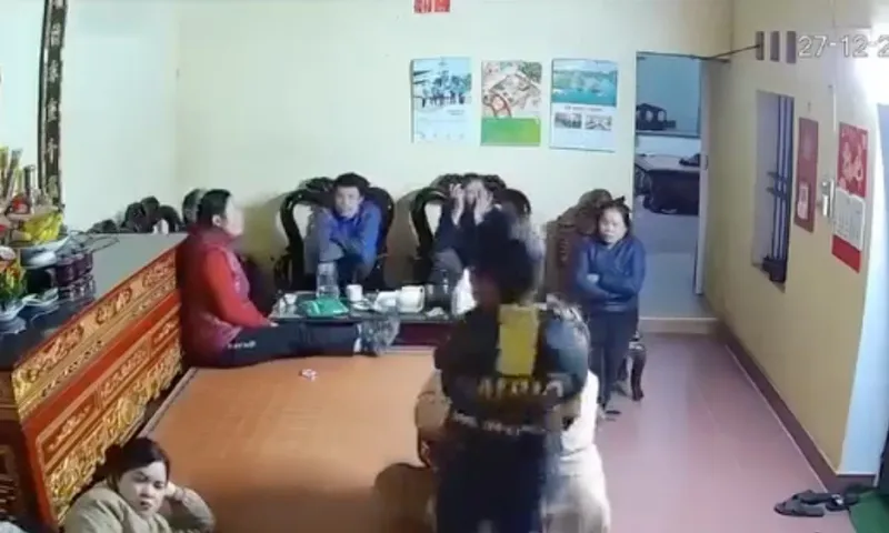 Mẹ đi viện về, hàng xóm kéo đến thăm đông như họp lớp  