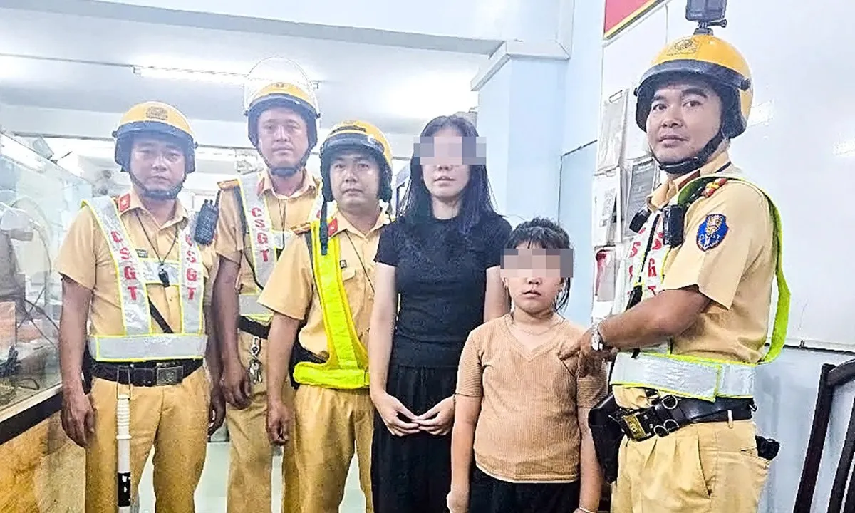 CSGT TPHCM tìm người thân cho bé gái đi lạc trước thềm năm mới