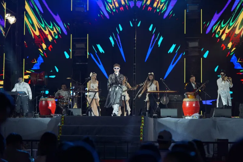 Nam Tộc Band trình diễn 