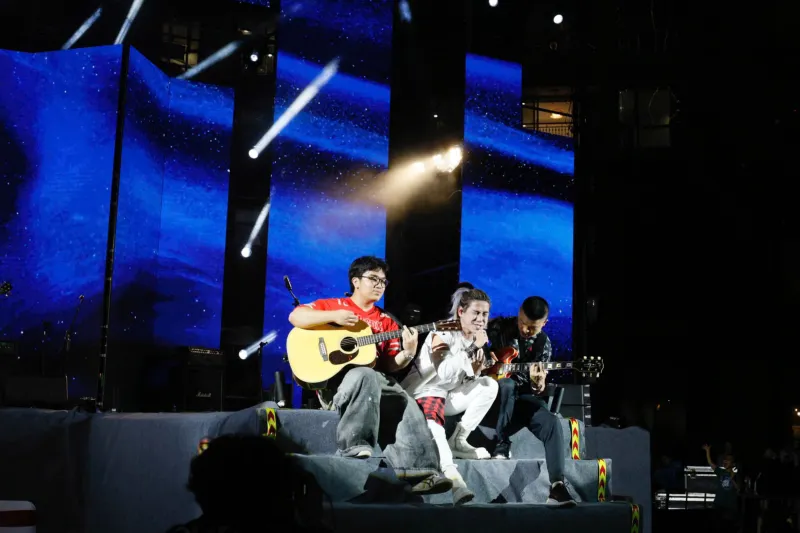 Ngũ Cung Band trình diễn tiết mục 