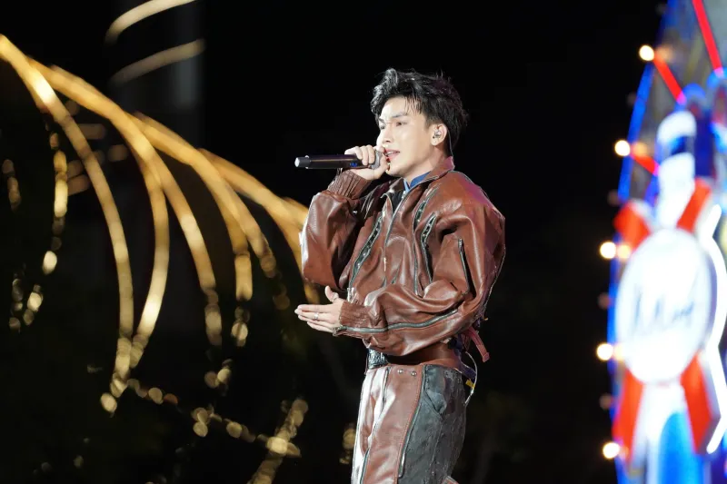 Rapper Tiêu Minh Phụng trinh diễn tiết mục 