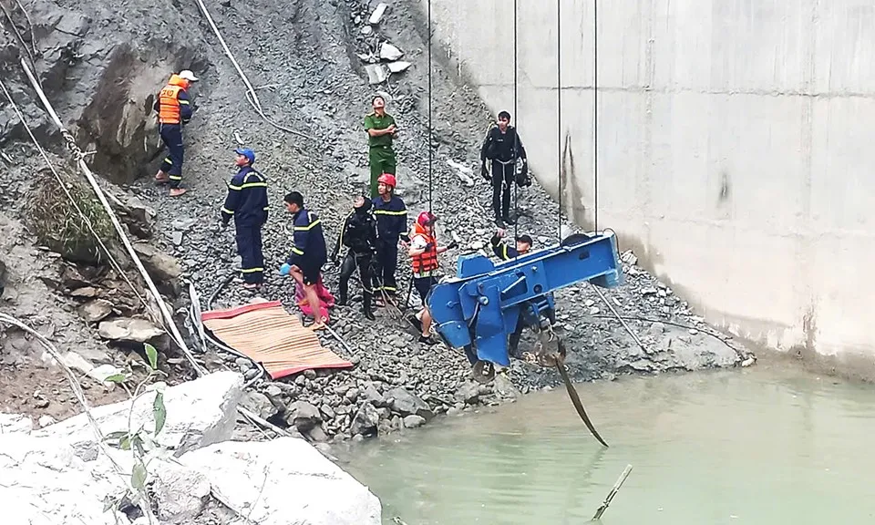 Vụ sập giàn giáo thủy điện Đăk Mi 1: Tìm thấy nhiều bộ phận cơ thể nạn nhân
